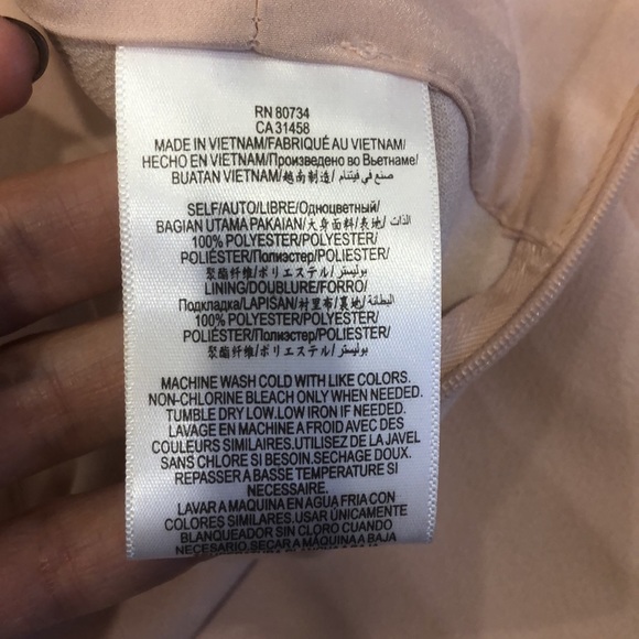 BCBGeneration Simple V romper/ jumpsuit in bide rose smoke. Size 0. - Picture 14 of 15